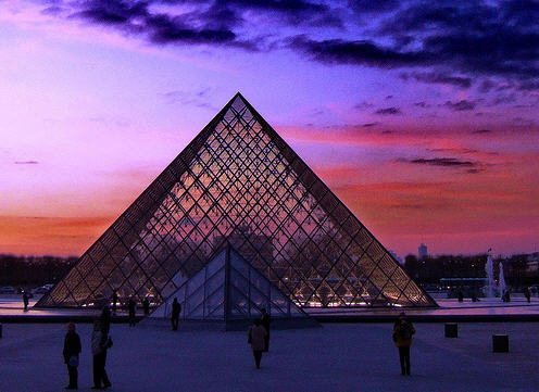  Louvre Museum 