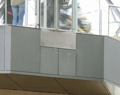  Louvre Museum platform lift 