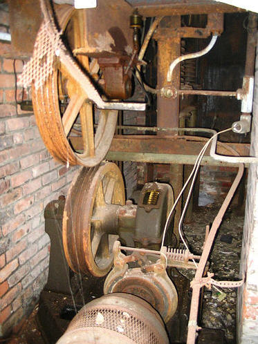  Geared Traction Machine 