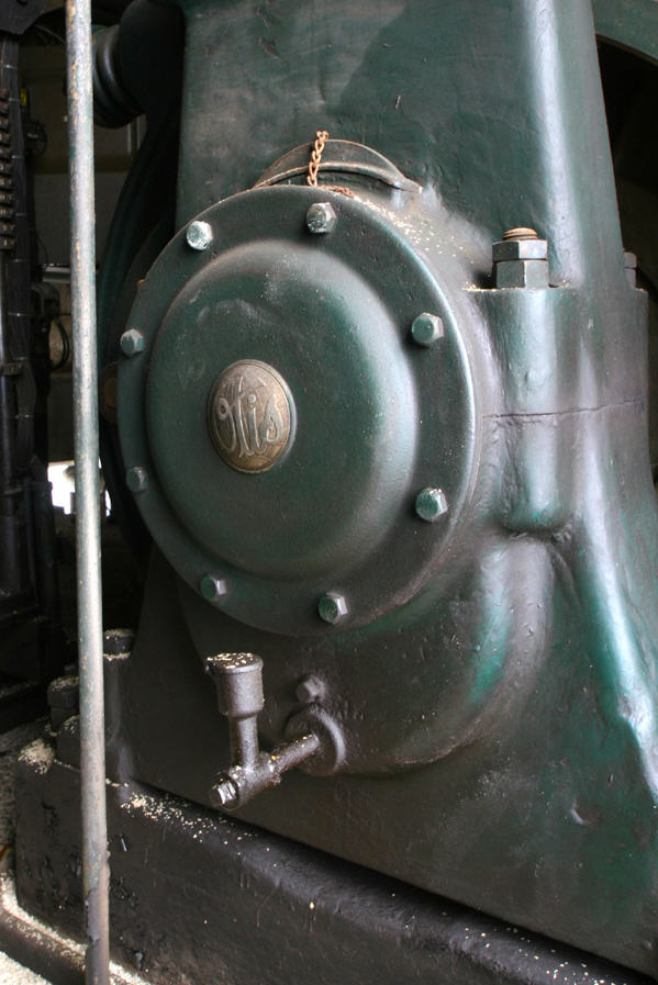  Gearless Traction Machine 